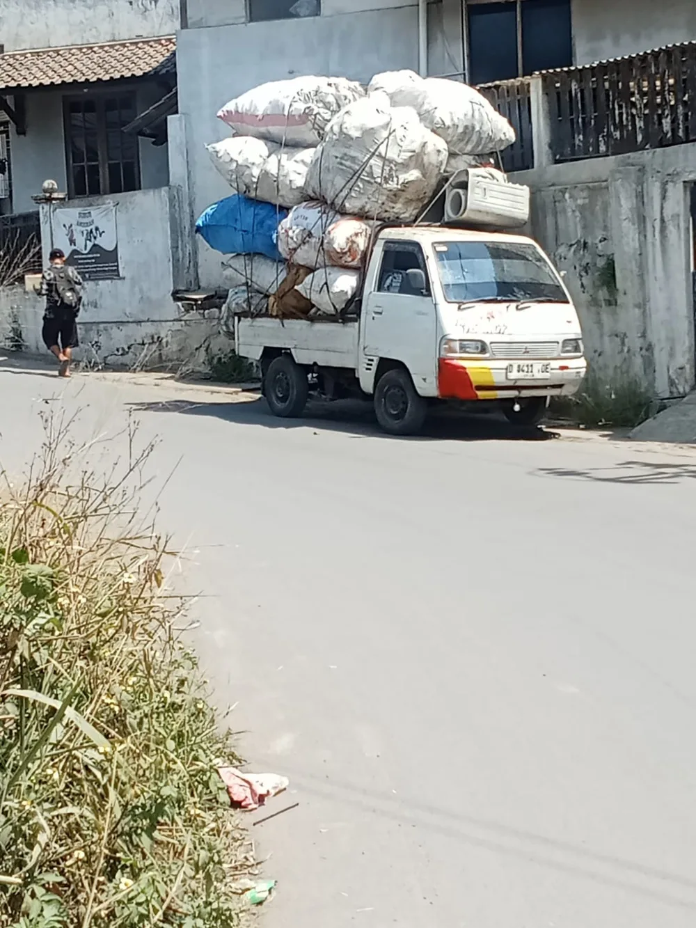 Armada penjemputan material plastik industri dan botol bekas di Padalarang