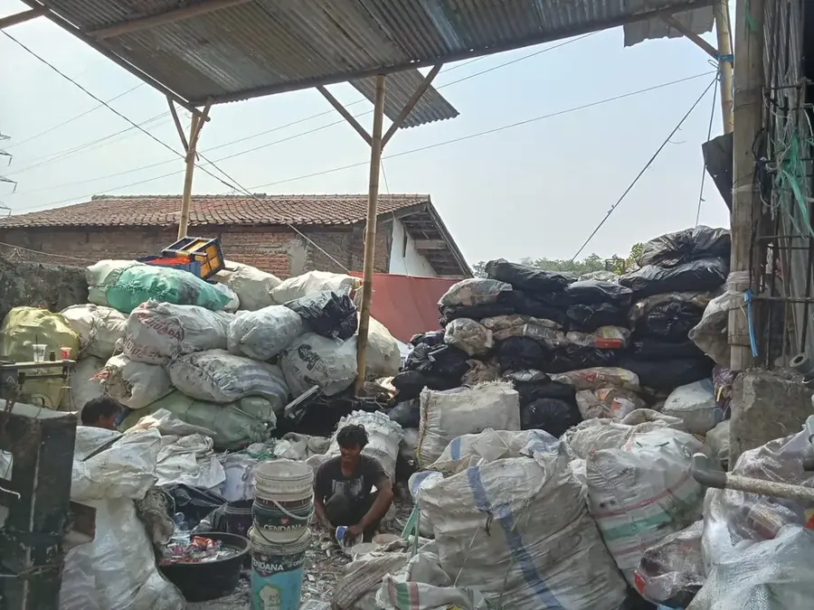 Pemeriksaan dan penimbangan material baja sisa proyek serta struktur logam pabrik di fasilitas Barkas Jaya Solusindo Padalarang Bandung Barat